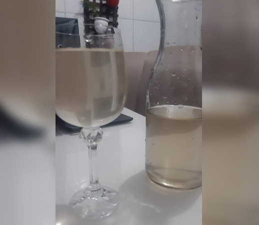 Ao invés de cristalino, translúcido e incolor, o líquido está com cor amarronzada e aparência de água suja (Foto: Divulgação)