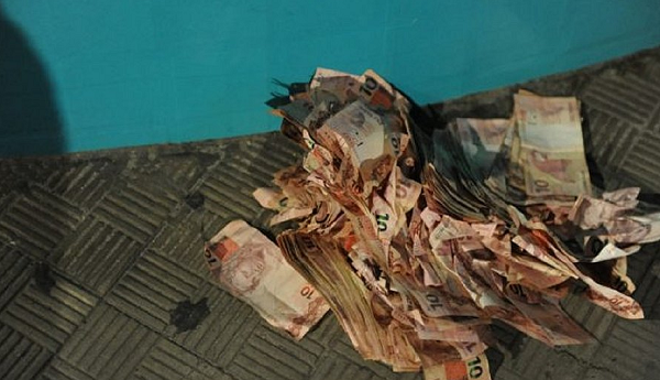Logo após o fim dos tiroteios, a Polícia Militar (PM) apreendeu R$ 810 mil em dinheiro em um apartamento da área central de Criciúm (Foto: Reprodução)