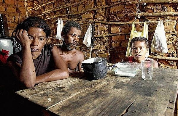 FMI estima que haverá 24 milhões de brasileiros na pobreza extrema sem o benefício (Foto: Reprodução)