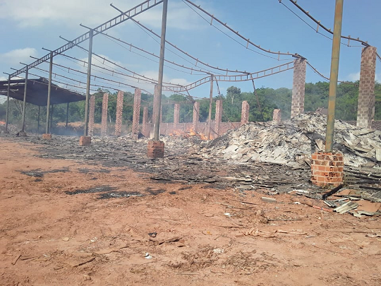 Galpão atingido era usado para guardar materiais altamente inflamáveis, como madeira e serragens (Foto: Redação CFF)