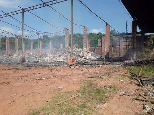Não foi possível conter as chamas antes da destruição total do prédio (Foto: Redação CFF)