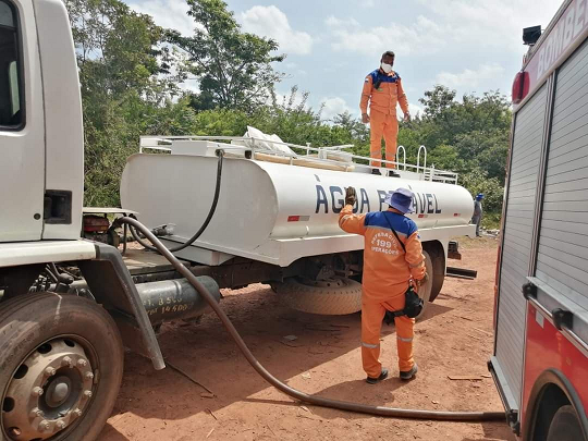 Defesa Civil de Camaçari realizou operação em incêndio na fábrica (Foto: Reprodução)