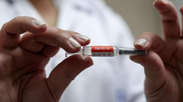 Aplicação das doses requer uma série de outros insumos e ferramentas (Foto: Reuters)