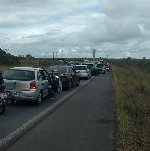 Acidente grave deixou trânsito carregado na estrada da Cetrel (Foto: Leitor | Correio)