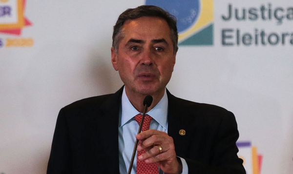 O presidente do Tribunal Superior Eleitoral, ministro Luís Roberto Barroso, participa de entrevista coletiva sobre o segundo turno das eleições municipais 2020 (Foto: Reprodução | Agência Brasil)