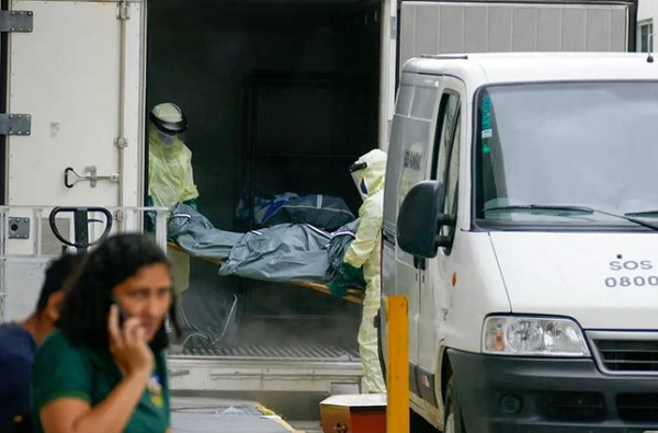 Funcionários do Hospital João Lúcio, transferindo corpos (Foto: Reprodução)