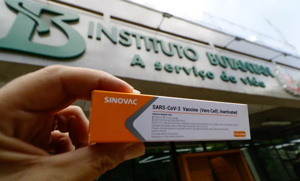 A vacina contra a Covid-19 é desenvolvida pelo Instituto Butantan em parceria com a farmacêutica chinesa Sinovac (Foto: Reprodução)