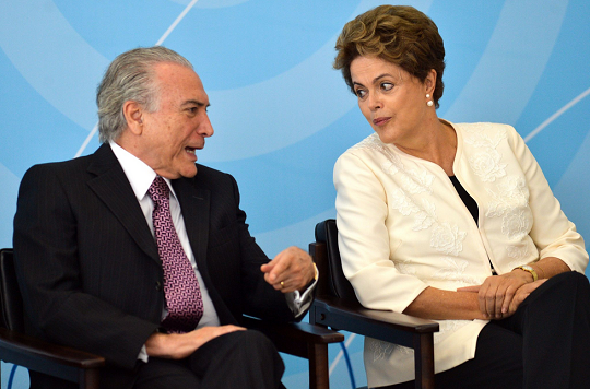 Ex-presidente Dilma Rousseff ao lado do ex-presidente Michel Temer (Foto: Reprodução)