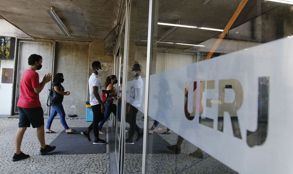 Quem for diagnosticado com covid-19, ou apresentar sintomas dessa ou de outras doenças infectocontagiosas até a data do exame, não deverá comparecer ao local de prova (Foto: Reprodução)