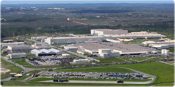A Ford foi a primeira montadora do Nordeste. Instalada em Camaçari em 2001, teve investimento inicial de U$ 1,2 bilhão e chegou a produzir 250 mil carros por ano - Foto: Reprodução