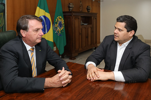 Presidente Jair Bolsonaro ao lado do presidente do Senado, Davi Alcolumbre (DEM-AP) (Foto: Reprodução)