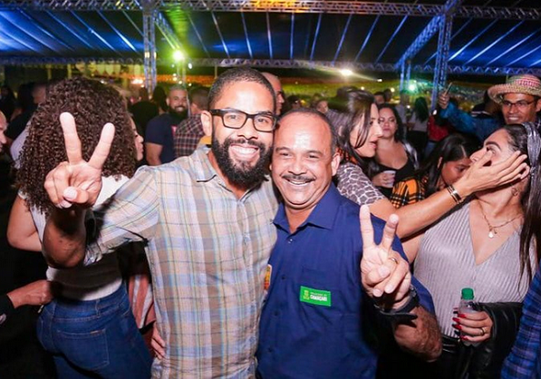 Otaviano Maia, subsecretário de Habitação ao lado do prefeito Elinaldo Araújo (DEM) (Foto: Reprodução)