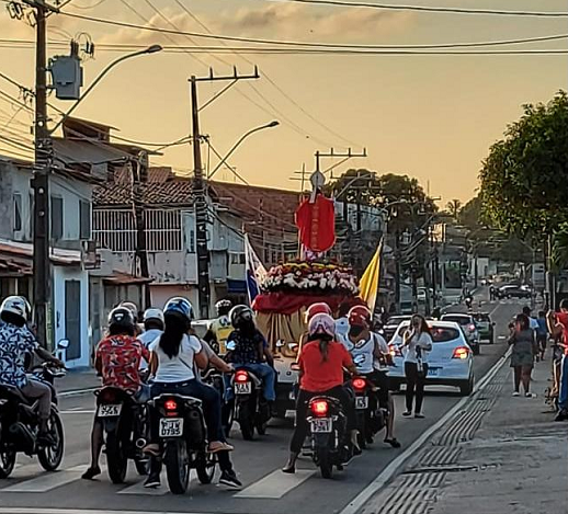 Como forma de garantir o cumprimento das normas de segurança estabelecidas pelas autoridades de saúde, procissão foi realizada uma carreata (Foto: Reprodução | Nossa Metrópole)