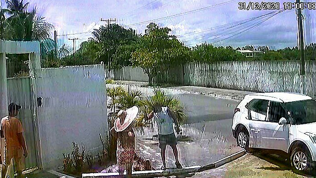 Carlos Alberto Ribeiro foi flagrado pelas câmeras de segurança instaladas em frente à casa de Ricardo Roberto Leite (Foto: Reprodução)