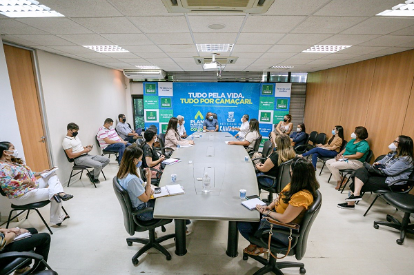Reunião foi realizada com a equipe de gestores da Secretaria da Saúde (Sesau) para realinhar as estratégias de vacinação contra a Covid-19 no município (Foto: Tiago Pacheco)