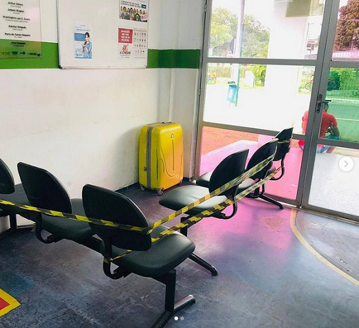 Mala amarela deixada na recepção da unidade (Foto: Reprodução | Rede Social)