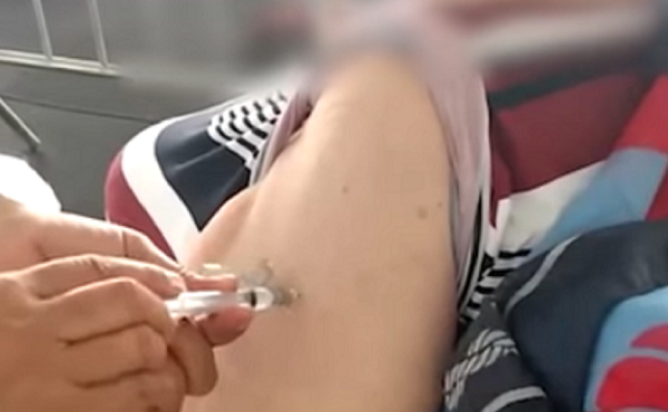 Profissional de saúde responsável pela aplicação do imunizante apenas colocou a agulha no braço da paciente, mas não injetou o líquido (Foto: Reprodução)