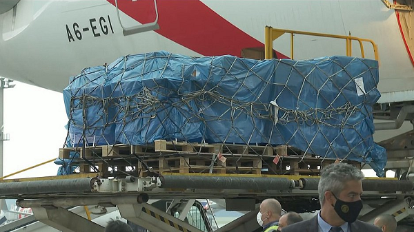 Avião trazendo duas milhões de doses da vacina da Oxford/Astrazeneca veio em voo comercial da companhia Emirates (Foto: Reprodução)