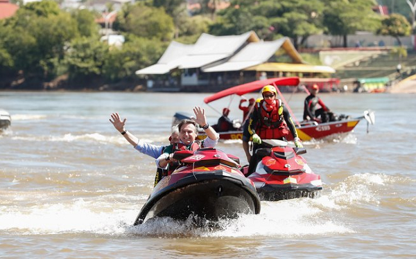 Jair Bolsonaro, passeando de jet ski no Lago Paranoá (Foto: Divulgação)