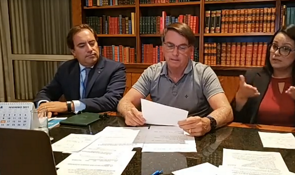 Presidente Jair Bolsonaro e Pedro Guimarães, presidente da Caixa, falam sobre novo auxílio emergencial (Foto: Reprodução | Facebook Geral)