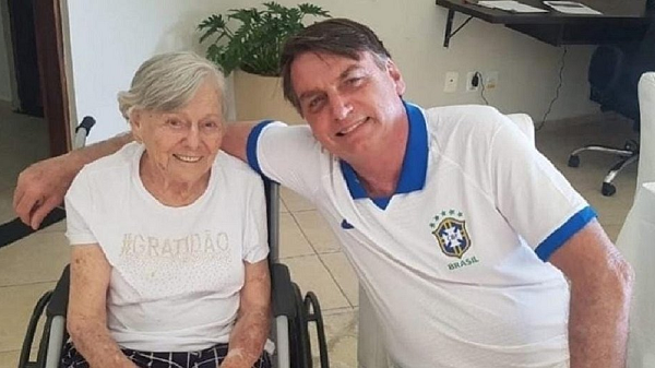 Presidente Jair Bolsonaro ao lado de sua mãe (Foto: Reprodução)