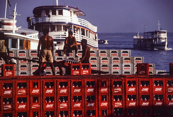 Descarregamento de refrigerantes Coca-Cola no porto de Manaus, no início dos anos 90 (Foto: Yves Gellie | Gamma-Rapho via Getty Images)