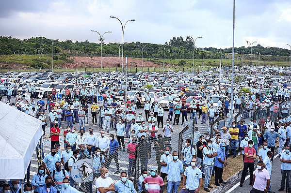 Funcionários reunidos em frente a fábrica da Ford de Camaçari (Foto: Divulgação)