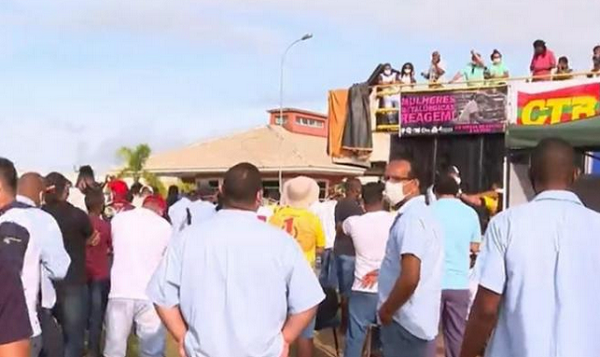 Protesto acontece em frente à montadora em Camaçari (Foto: Reprodução)