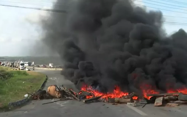 Grupo realiza manifestação contra derrubada de casas (Foto: Reprodução | TV Bahia)