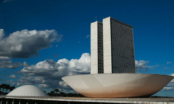 A cúpula maior, voltada para cima, abriga o Plenário da Câmara dos Deputados (Foto: Marcello Casal Jr | Agência Brasil)