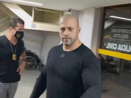 O deputado federal Daniel Silveira no IML, durante a execução de sua prisão, na madrugada desta segunda-feira (Foto: Reprodução | Facebook)