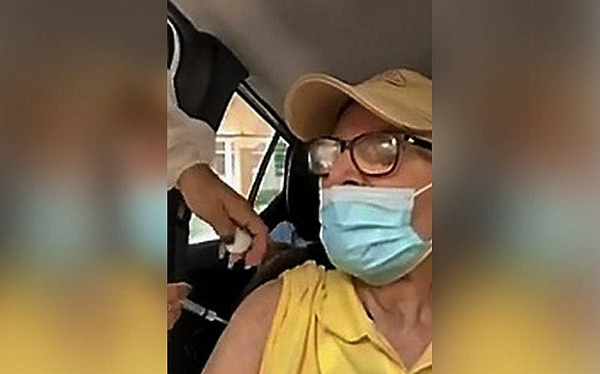 Técnica de enfermagem simulou ter aplicado uma dose de vacina contra covid-19 em um idoso (Foto: Reprodução)