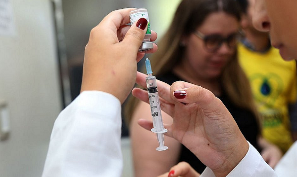 Com atraso, o Brasil iniciou a campanha em 18 de janeiro, depois de mais de 50 países, e acumula 2 milhões de vacinados (0,95% da população), embora já tenha disponível 8,9 milhões de doses (Foto: Reprodução)