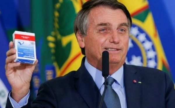 Bolsonaro com cloroquina na mão (Foto: Reuters)