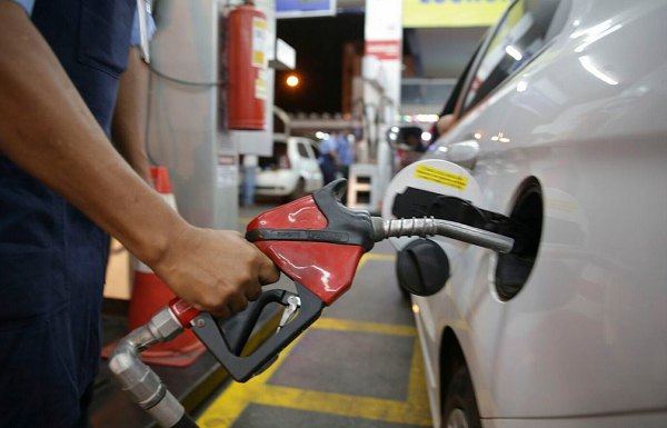 Com o reajuste, o preço para as distribuidoras passará a ser de R$ 2,71 por litro a partir de amanhã (Foto: Reprodução)