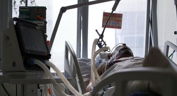 'Tivemos a morte de um paciente de apenas 25 anos, o que é muito chocante', diz médico à BBC News Brasil (Foto: Reuters)