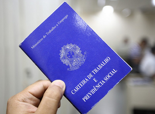 Uma das medidas adotadas deve ser a renovação dos acordos de redução salarial e suspensão dos contratos de trabalho (Foto: Reprodução)