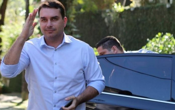 Mansão comprada por senador Flávio Bolsonaro tem valor três vezes maior do que o patrimônio declarado por ele em eleição de 2018 (Foto: Reuters | Sergio Moraes)