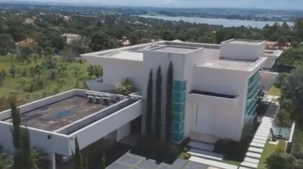 Mansão comprada por Flávio Bolsonaro em bairro nobre de Brasília custou quase R$ 6 milhões (Foto: Reprodução)
