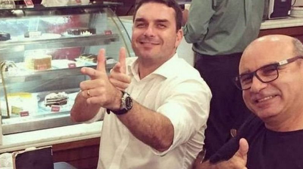 Denúncia sobre investigação que apontou movimentações suspeitas na conta de ex-assessor de Flávio, Fabrício Queiroz, está parada enquanto STF e STJ analisam recursos do senador (Foto: Reprodução | Rede Social)