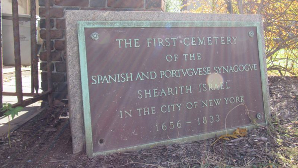 Placa homenageia primeiro cemitério judeu em Nova York (Foto: Reprodução)