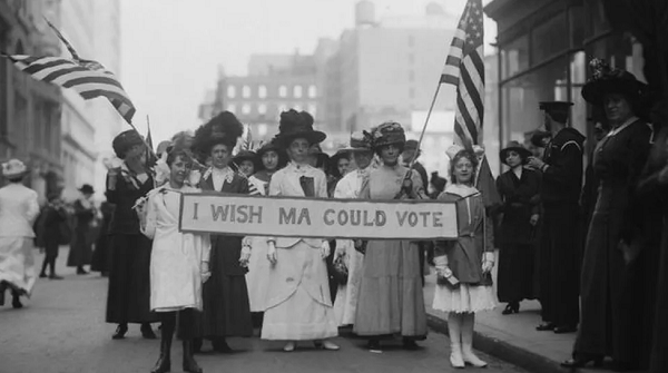 Em 1913, as mulheres já protestavam pelo direito de votar nos Estados Unidos; nessa época, eram frequentes os protestos também por melhores condições de trabalho (Foto: Getty Images) 