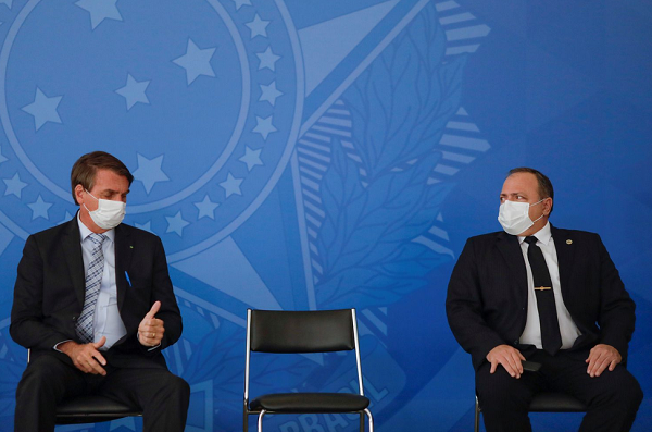 Presidente Jair Bolsonaro gesticula para o ministro Eduardo Pazuello, durante cerimônia em Brasília, no dia 10 de março (Foto: Ueslei Marcelino | Reuters)