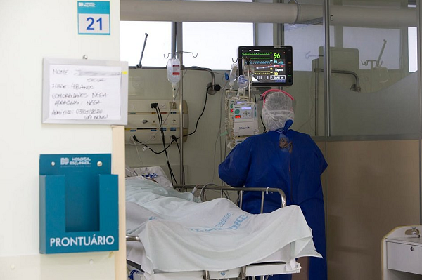 Número de mortes vem batendo recorde no Brasil e o número de casos também vem aumentando (Foto: Reprodução)