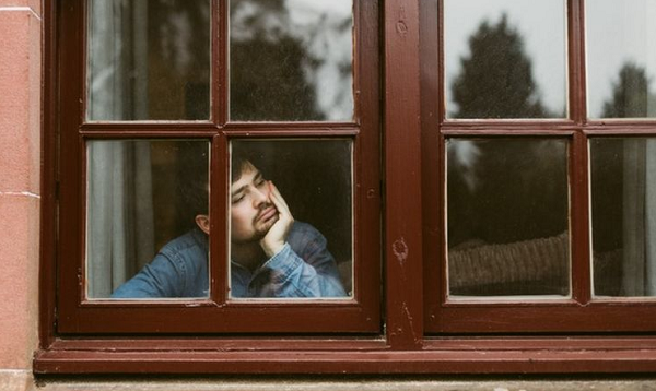 Especialistas apontam que, até certo ponto, é esperado sentir-se mal, triste, nervoso ou estressado diante de tantas mudanças provocadas pela pandemia. O problema é quando esses sentimentos perduram por dias (ou semanas) e atrapalham as atividades diárias (Foto: Getty Images)