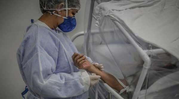 Profissionais da saúde em Sorocaba relatam a rotina com hospitais lotados, leitos improvisados e filas de espera (Foto: Reprodução)