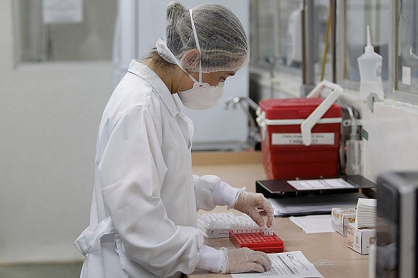 As duas variantes são consideradas de risco por causa das mutações que apresentam e estão diretamente relacionadas a um aumento de transmissibilidade e maior gravidade dos quadros e risco de morte (Foto: Reprodução)