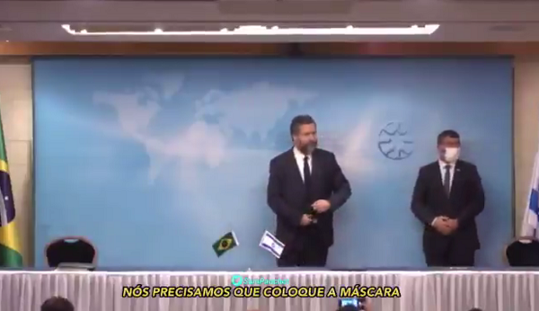 Ministro das Relações Exteriores, Ernesto Araújo, protagonizou uma gafe durante o pronunciamento conjunto com o chanceler do país do Oriente Médio, Gabi Ashkenazi (Foto: Print | Vídeo)