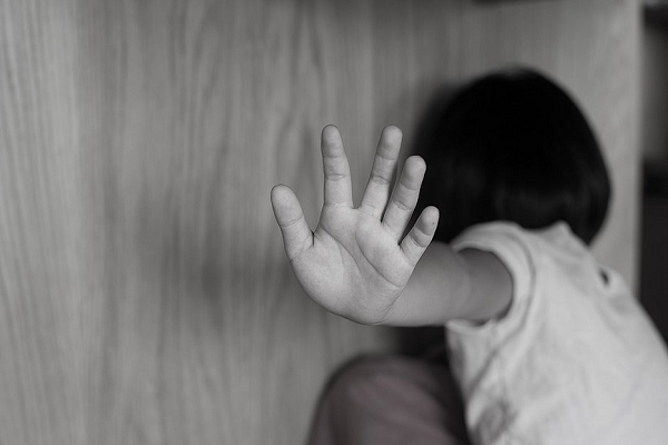 Especialistas afirmam que casos de violência contra crianças pequenas são mais comuns do que se imagina e destacam a importância de os pais ficarem atentos a possíveis sinais físicos e comportamentais do problema (Foto: Reprodução)