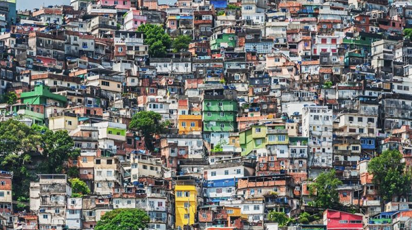 População de baixa renda ficou sem auxílio nenhum de janeiro a março de 2021 (Foto: Patrick Altmann | Getty Images)